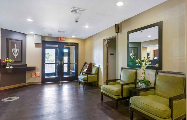 Lobby and Guest Check-in - Furnished Studio - Phoenix