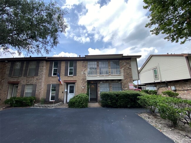 Building Photo - 10682 Hazelhurst Dr