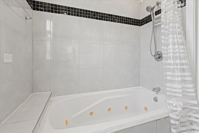 Foto del edificio - 3268 W Fullerton Ave