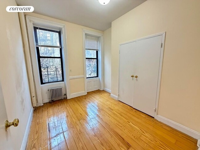 Building Photo - 424 E 83rd St