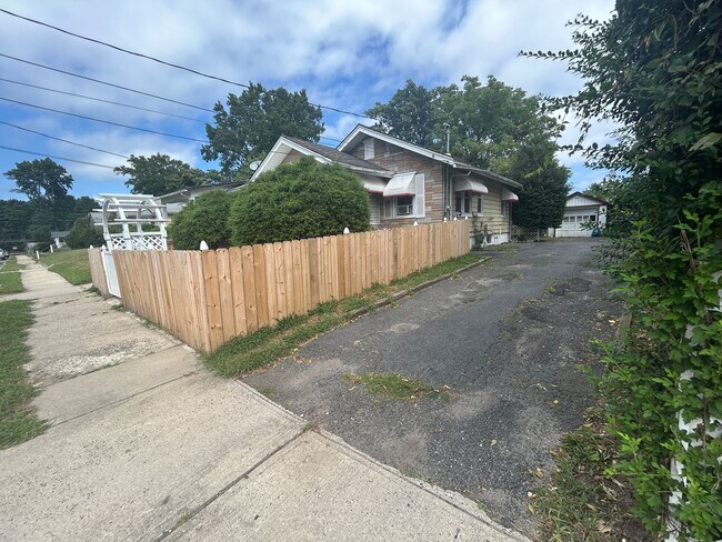 Building Photo - 121 Anelve Ave