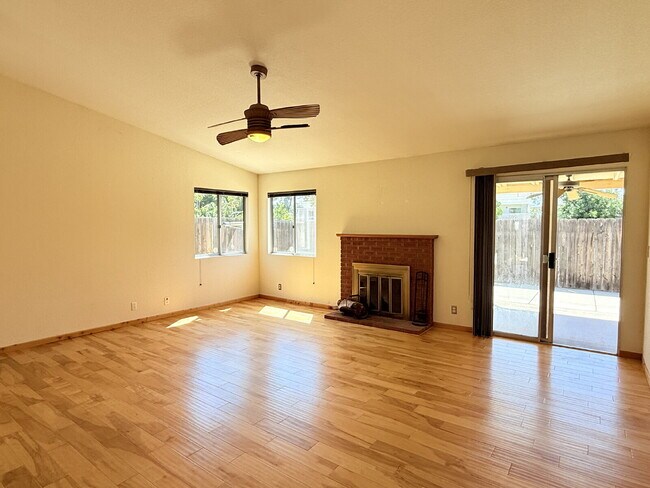 Building Photo - Inviting 3BR/2BA Escondido Home on Quite S...