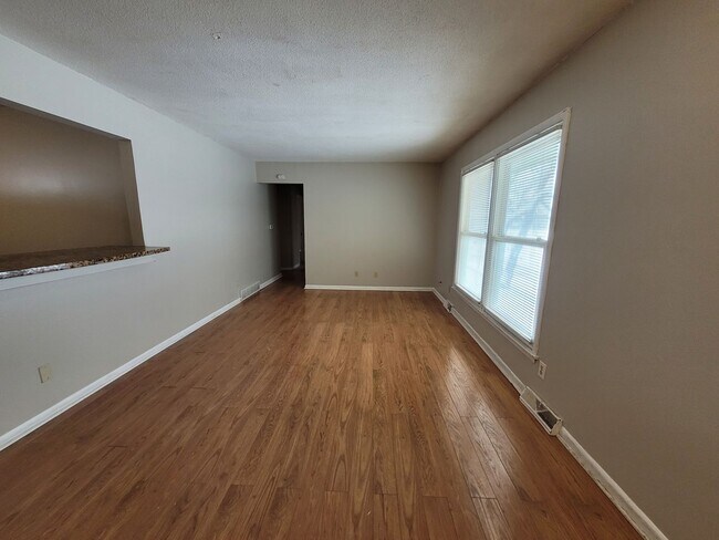 Foto del edificio - Four Bedroom Single-Family Home