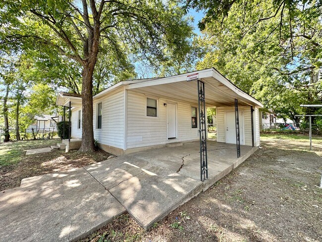 Building Photo - Viewable Now!