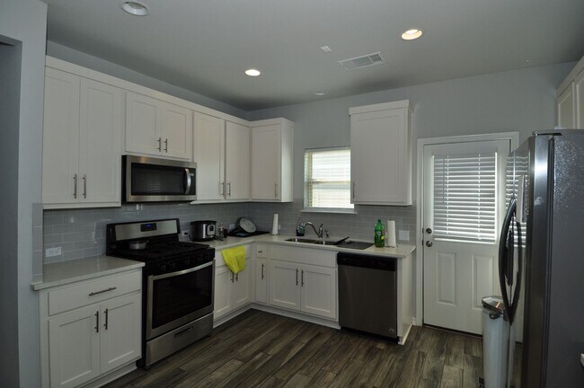 Foto del edificio - Open concept home with luxury vinyl plank ...