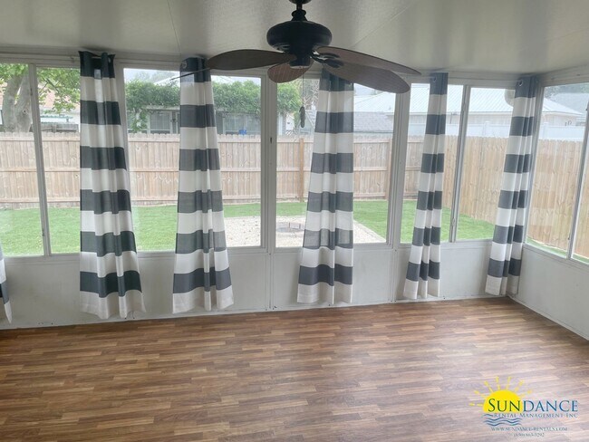 Building Photo - Beautiful 3 Bedroom Home in Lighthouse Poi...