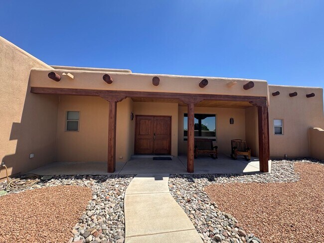 Foto del edificio - Gorgeous Fully Furnished rental on 1 acre,...