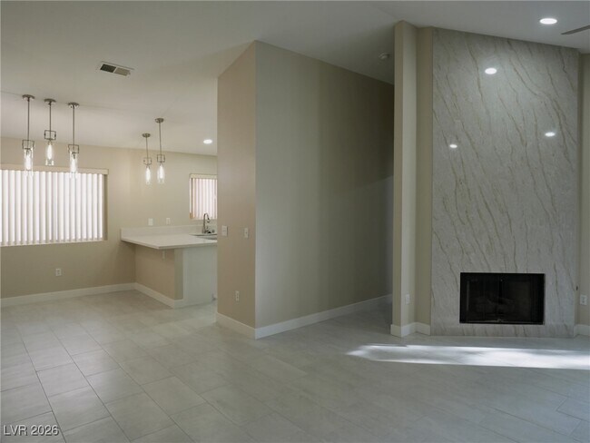 Foto del edificio - 8221 James Grayson Dr