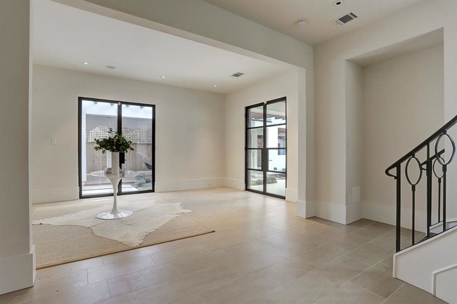 Building Photo - 2731 Drexel Dr