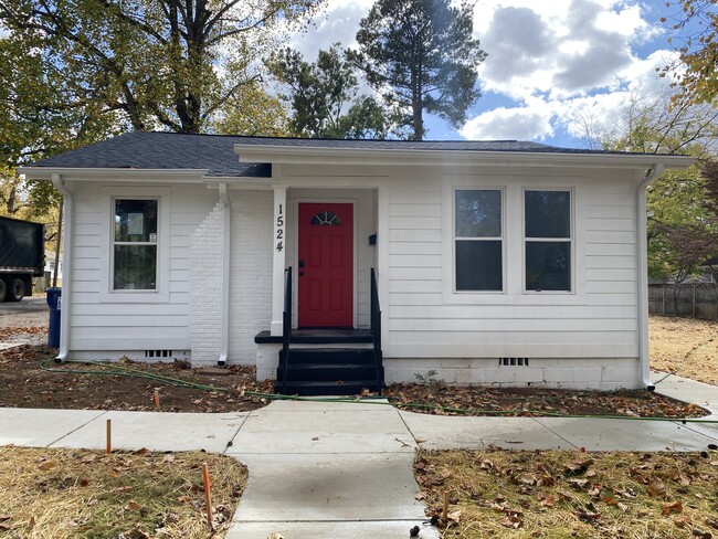 The Red Door: adorable casa recientemente renovada de 2 dormitorios y 2 baños. Renovación por $280,000 - 1524 Ward Ave NE