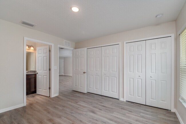Foto del edificio - Dont miss out on this 2/2 Duplex home in S...