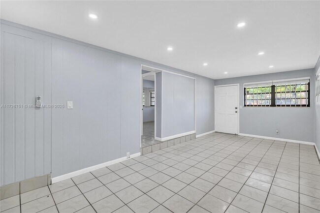 Foto del edificio - 319 NE 171 St