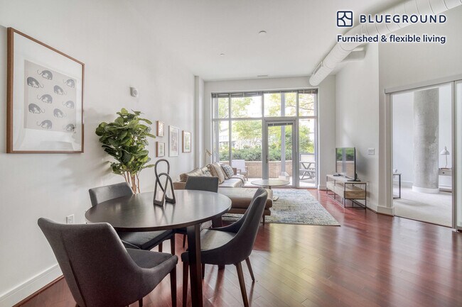 Foto del edificio - 8210 Crestwood Heights Dr