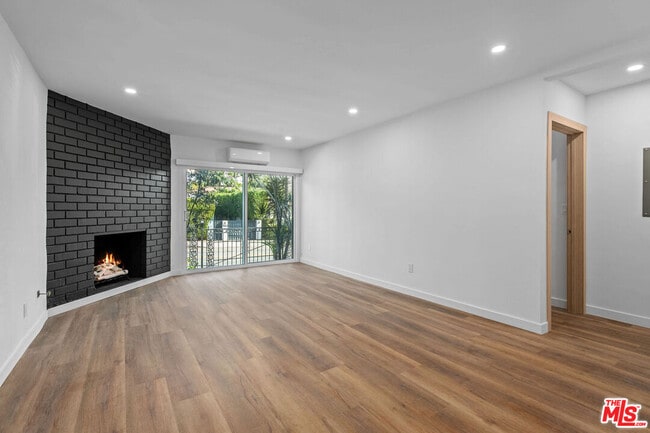 Building Photo - 2447 Beachwood Dr