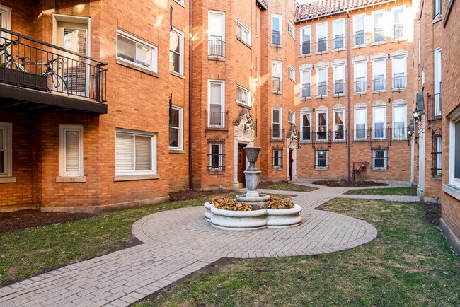 Building Photo - 1646 W Greenleaf Ave