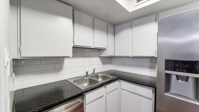 Foto del edificio - 10811 Richmond Ave.