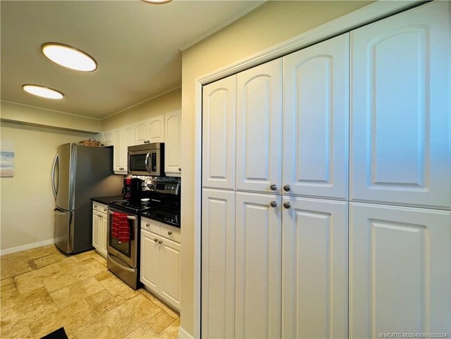 Building Photo - 10044 S Ocean Dr
