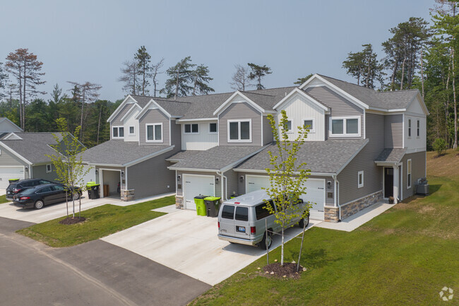 Foto del edificio - Evergreen Townhomes