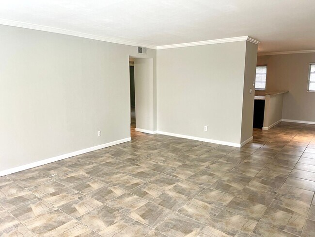 Foto del edificio - Stop Commuting with this 2-bedroom condo