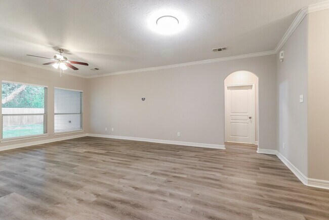 Building Photo - 606 Paradise Ln
