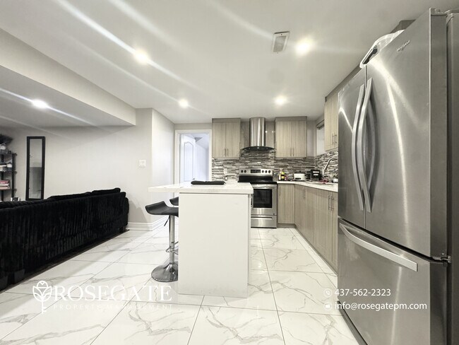 Photo du bâtiment - Spacious 2-Bedroom Basement Apartment with Parking & Walk-In Closet