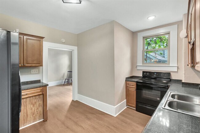 Building Photo - 109 Wilton St