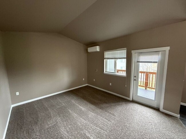 Building Photo - 4261 Hawthorne Ave NE