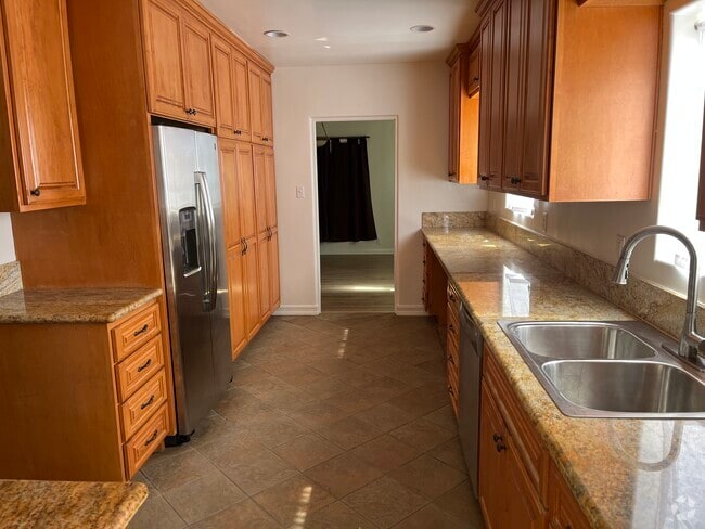 Kitchen - 1511 S Cochran Ave