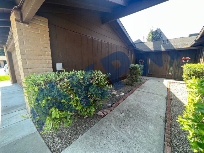 Building Photo - 1519 Silver Creek Cir