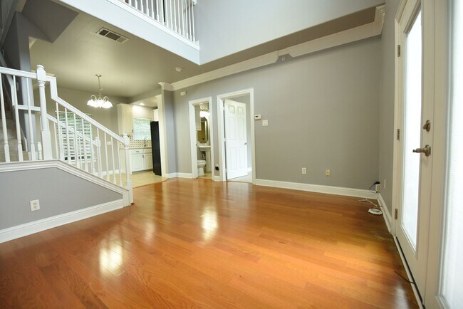 Foto del edificio - Two story townhome with rooftop patio!