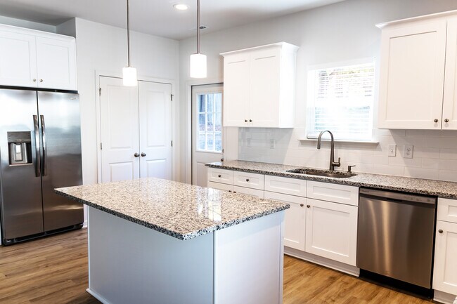 Building Photo - 1615 Martin Ave