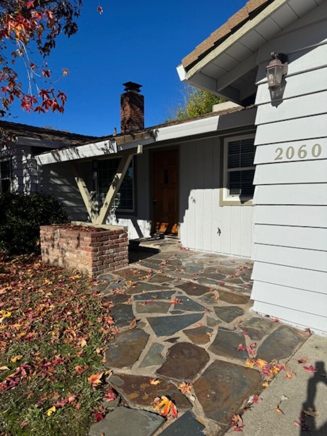 Foto del edificio - 4 Bedrooms in South Redding- Available for...