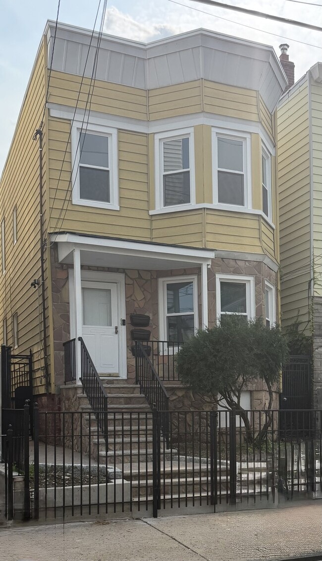 Building Photo - 125 Armstrong Ave