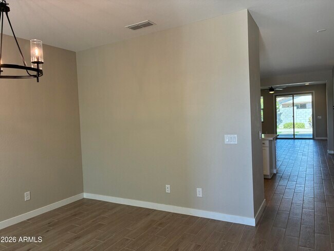 Foto del edificio - 17296 W Valentine St