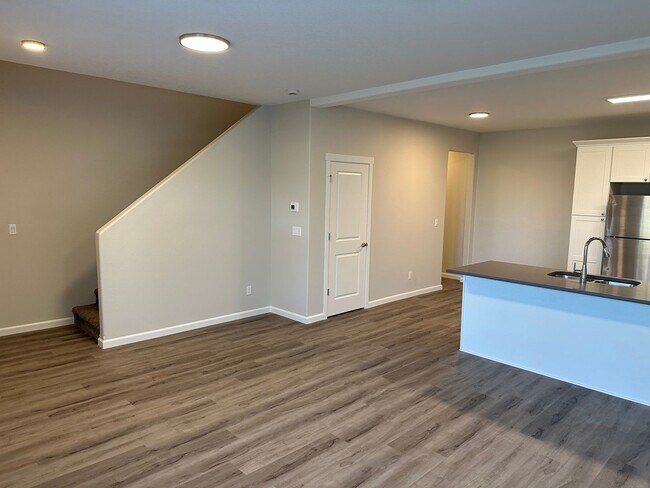 Foto del edificio - New 3 Bed / 2.5 Bath Duplex! $250 Amazon G...