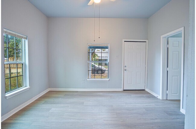 Foto del edificio - Convenient Home near Downtown's Heart