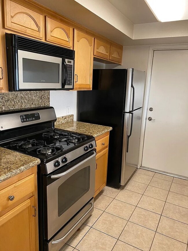 Building Photo - 509-White-Ln