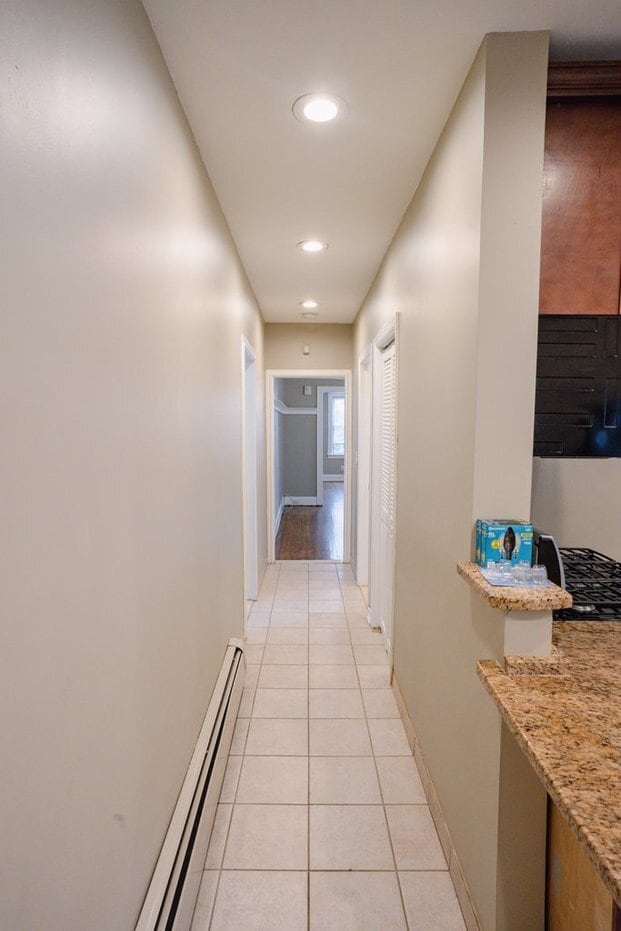 Pasillo desde la cocina - 747 Adams Ave