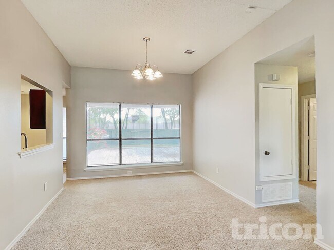 Foto del edificio - 8002 Meadowlark Ln