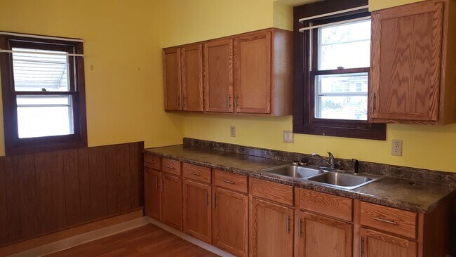 Building Photo - True main floor living in this cute home!