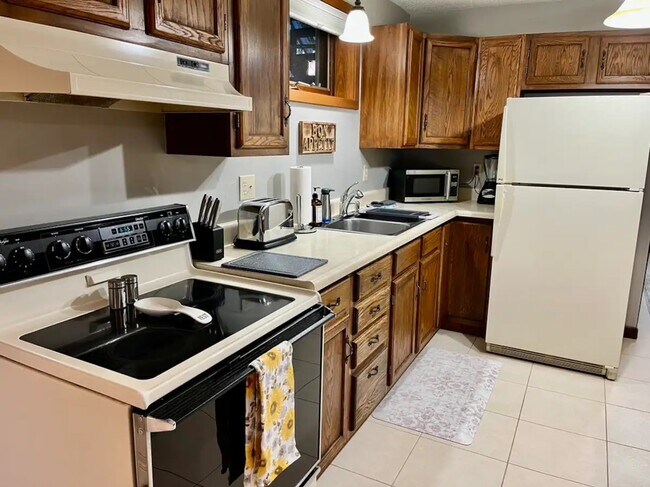 Building Photo - 3902 Wonderland Dr