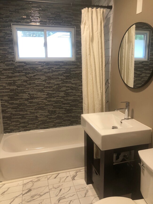 Baño completo en el piso principal - 8200 Vincent Ave S