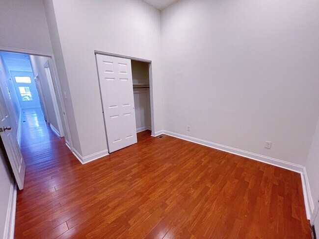 Foto del edificio - 989 N Marshall St