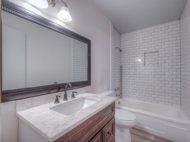 Foto del edificio - Spacious 3 Bedroom, 2 Bath Duplex with Garage, Washer & Dryer Included – Move-In Ready!