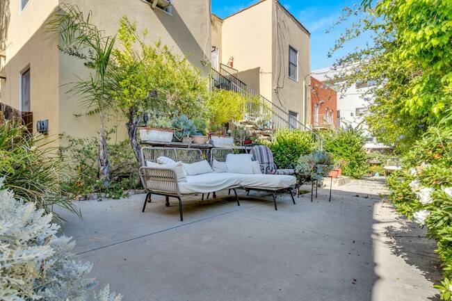 Building Photo - La Peer Apartments