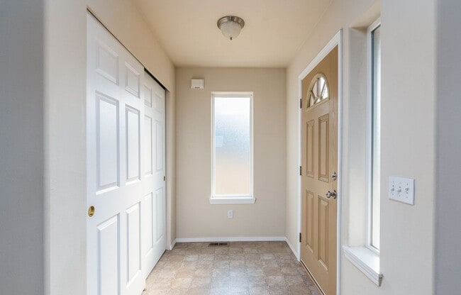 Building Photo - Beautiful Home In Puget Neighborhood