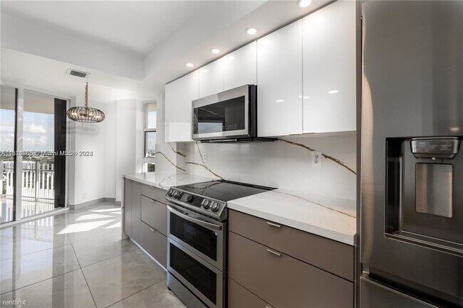 Building Photo - 3 br, 2.5 bath House - 1000 Quayside Ter A...