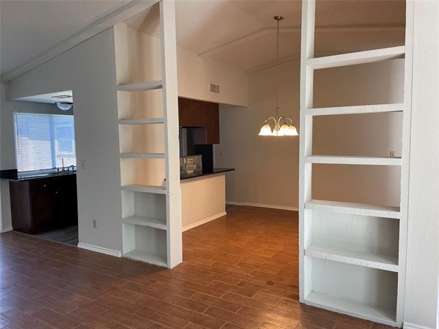 Foto del edificio - 2921 Village Crest Cir