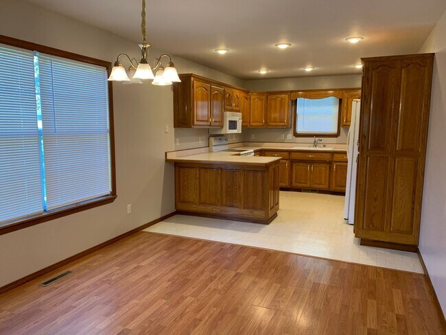 Building Photo - 802 Briarbrook / 92 Hedge Dr
