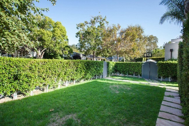 Building Photo - 683 Bienveneda Ave